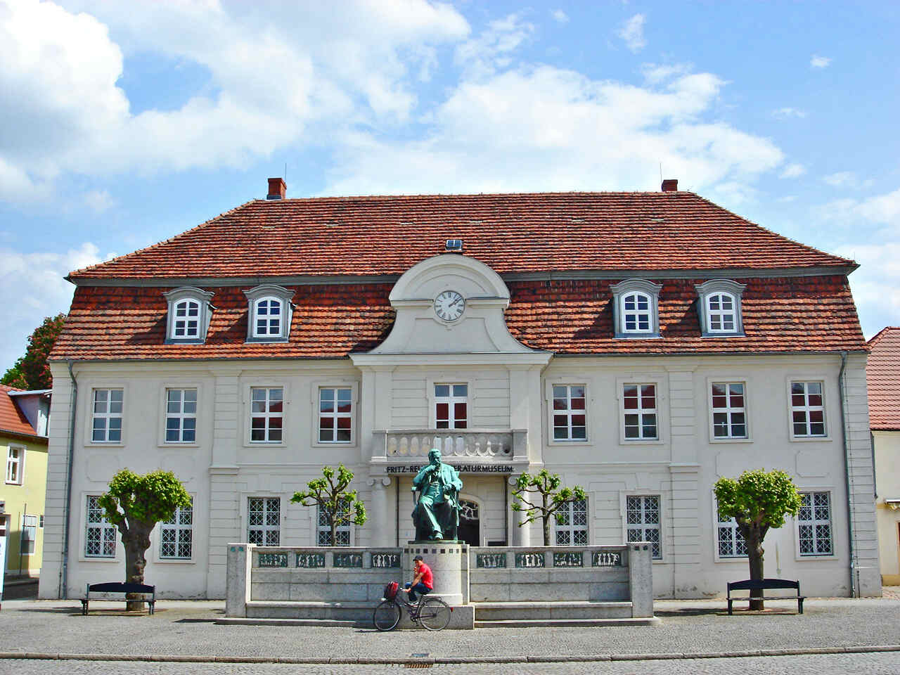 Rathaus am Markt in Stavenhagen mit dem Fritz-Reuter-Denkmal
